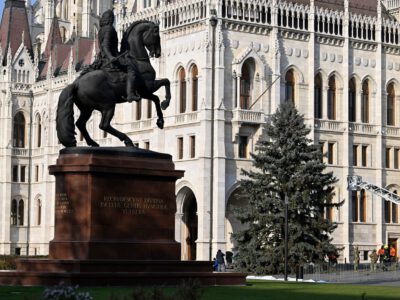 Az Ország Karácsonyfája: egy 45 éves, 20 méter magas ezüstfenyő díszíti a Kossuth teret