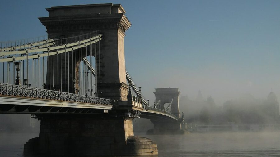 175 éve avatták fel a főváros első állandó hídját, a Széchenyi lánchidat