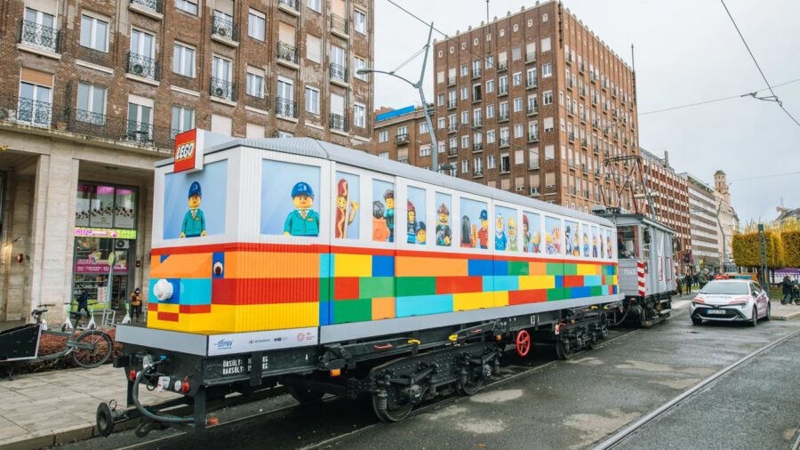 Életnagyságú LEGO villamos – az adventi időszak szenzációja Budapesten