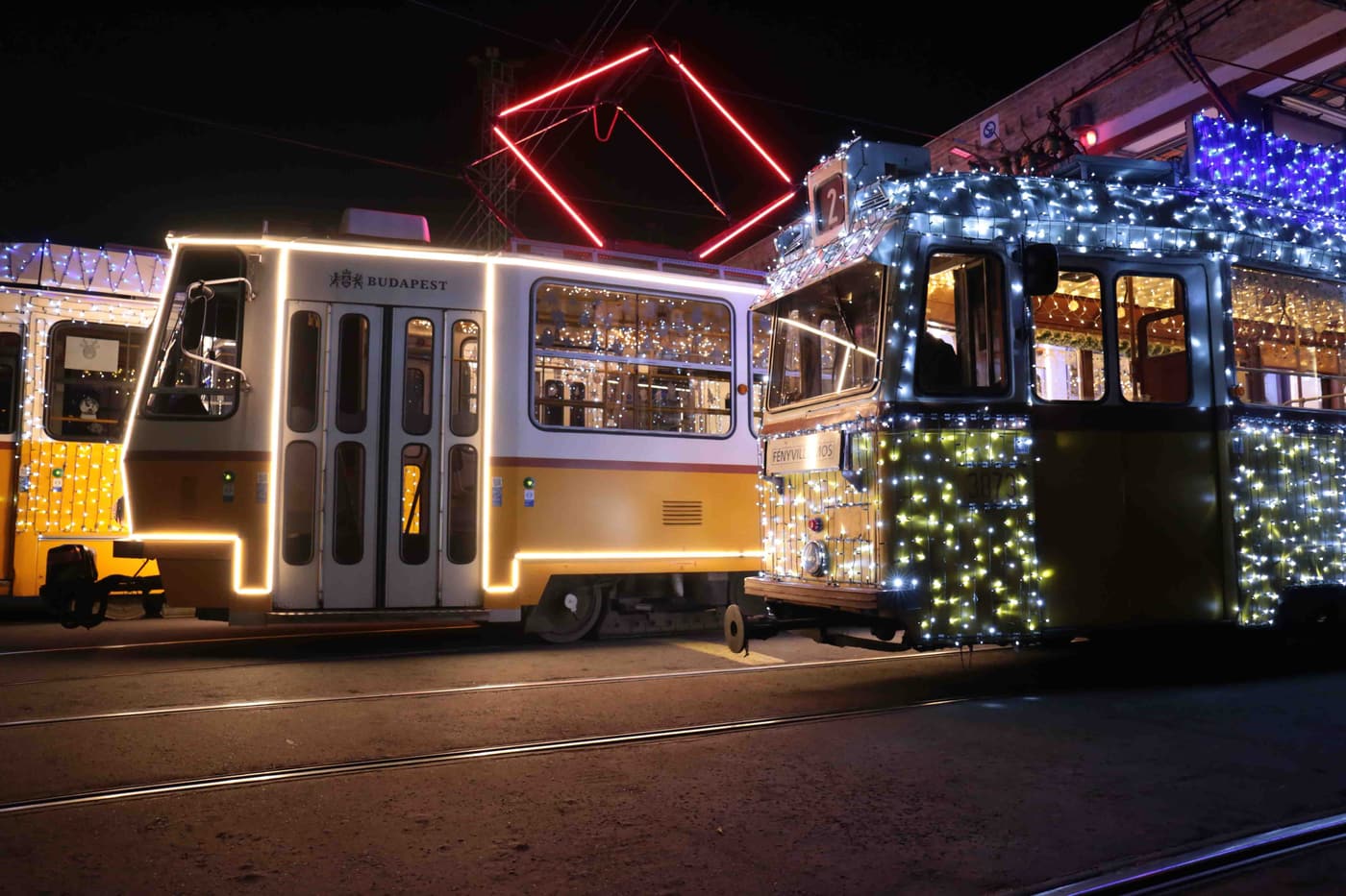 Ünnepi fényárban Budapest: elindult a BKV karácsonyi fényflottája