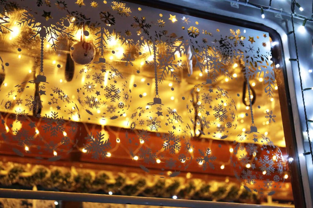 Ünnepi fényárban Budapest: elindult a BKV karácsonyi fényflottája