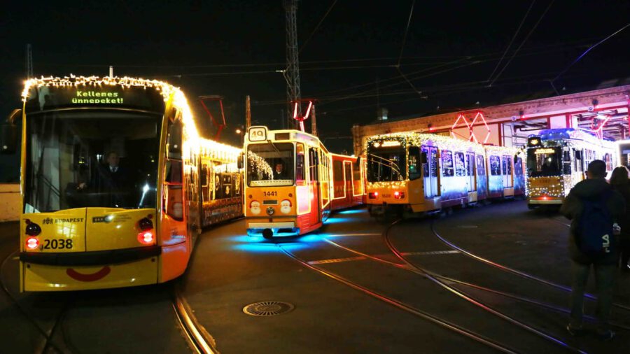 Ünnepi fényárban Budapest: elindult a BKV karácsonyi fényflottája