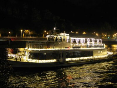 Ünnepi fényárban Budapest: elindult a BKV karácsonyi fényflottája