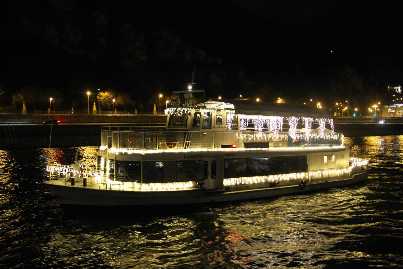 Ünnepi fényárban Budapest: elindult a BKV karácsonyi fényflottája