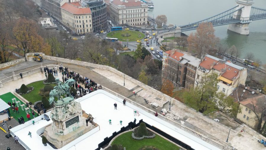 Jégpálya nyílt a Budavári Palotanegyedben