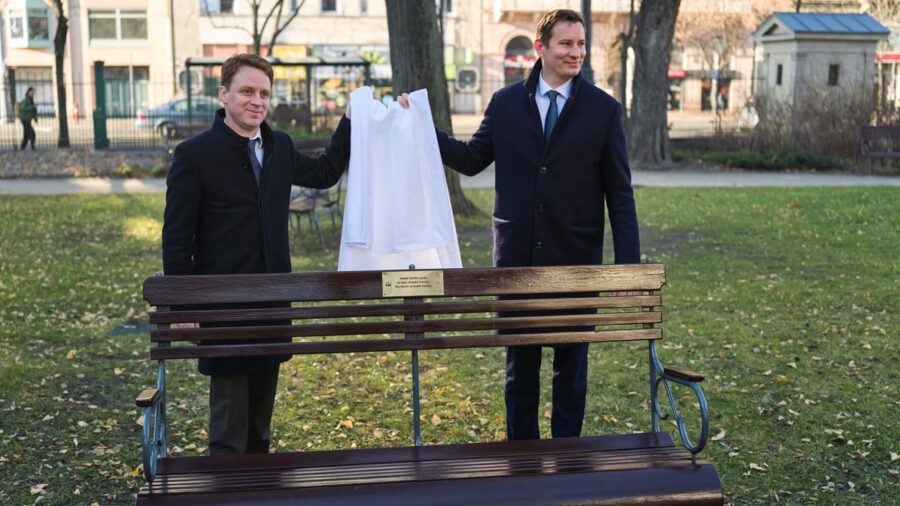 Emlékpadot avattak André Kertész tiszteletére a Magyar Nemzeti Múzeum kertjében