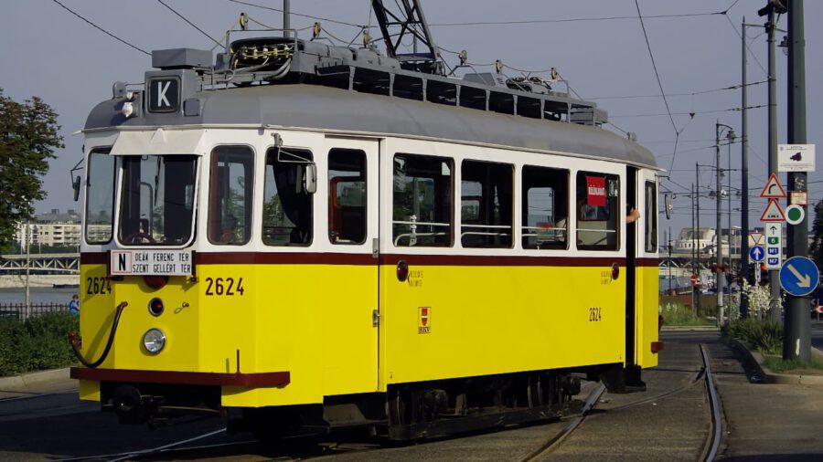 Versvillamossal tisztelegnek József Attila előtt a költészet napján Budapesten