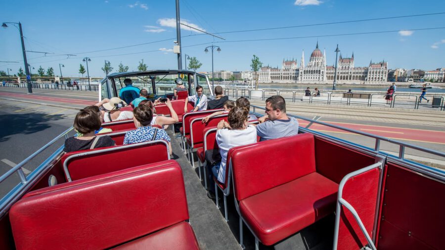 Kerekeken gördülő emlékek – júliusi nosztalgiajáratok Budapest utcáin