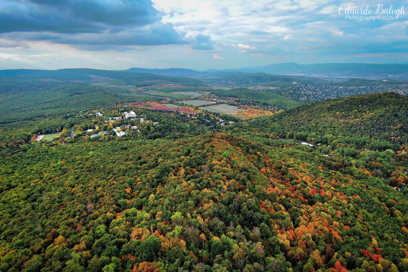 Aranyerdők felett – őszi panoráma a János-hegyről és az Erzsébet-kilátóból