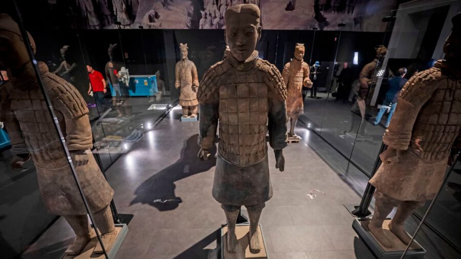 Kínai agyagkatonák a Szépművészet Múzeumban – egyedülálló kiállítás nyílt Budapesten
