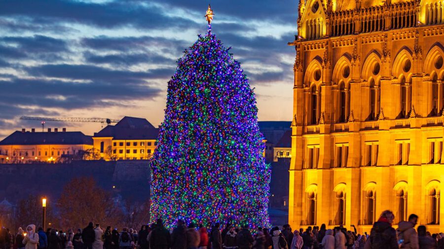 2500 méternyi fényfüzér és 16 ezer LED ragyog az Ország Karácsonyfáján