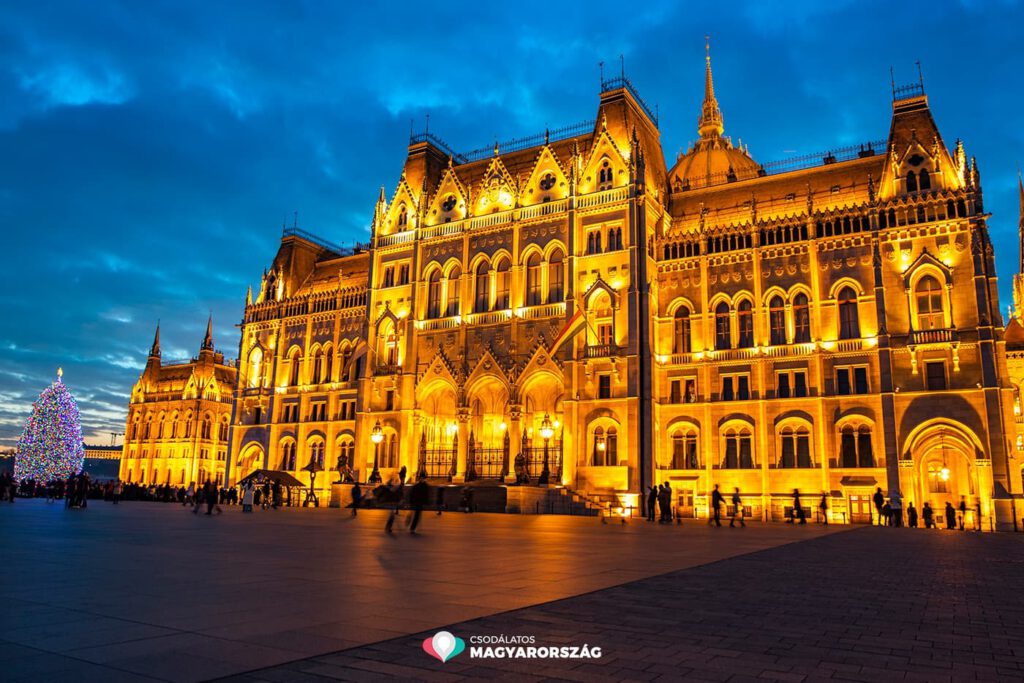 2500 méternyi fényfüzér és 16 ezer LED ragyog az Ország Karácsonyfáján