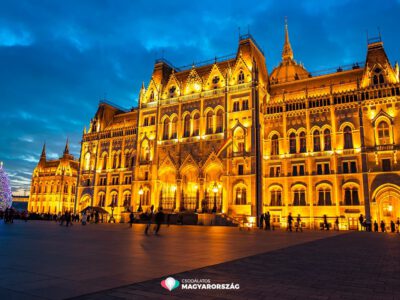 2500 méternyi fényfüzér és 16 ezer LED ragyog az Ország Karácsonyfáján