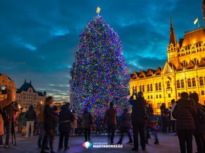 2500 méternyi fényfüzér és 16 ezer LED ragyog az Ország Karácsonyfáján