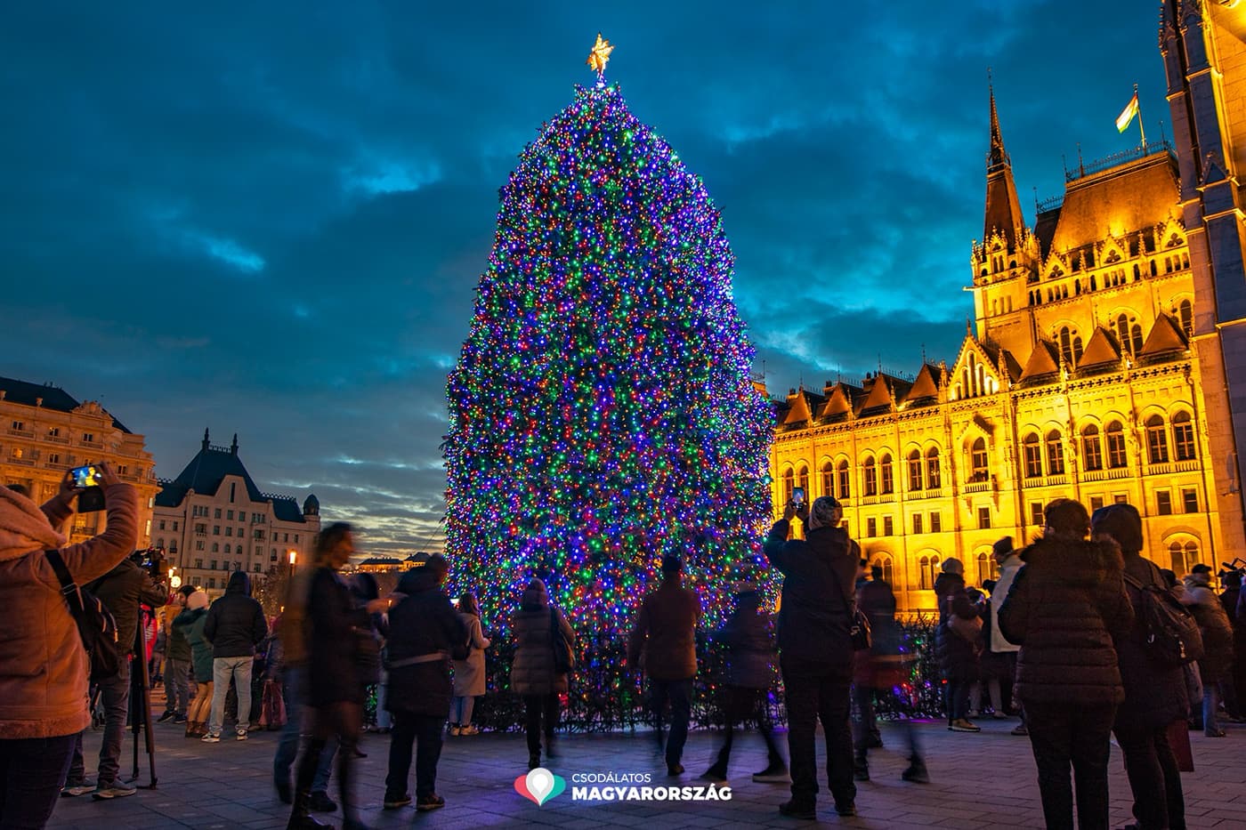 2500 méternyi fényfüzér és 16 ezer LED ragyog az Ország Karácsonyfáján