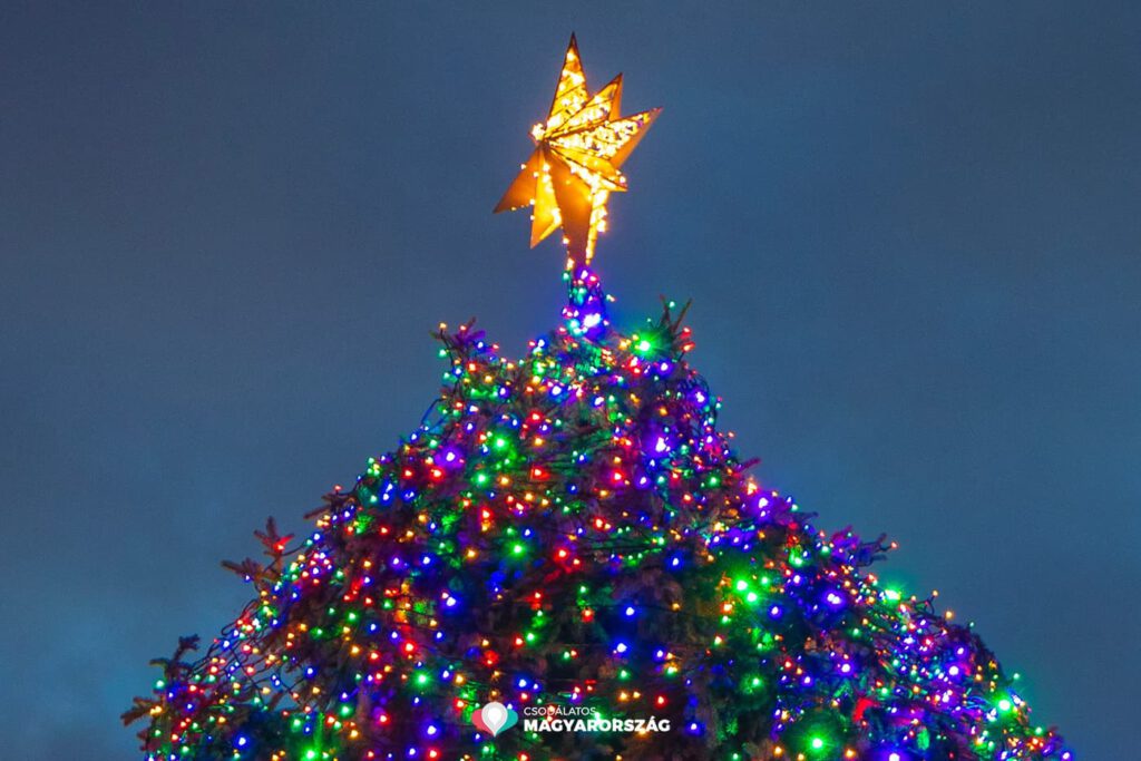 2500 méternyi fényfüzér és 16 ezer LED ragyog az Ország Karácsonyfáján