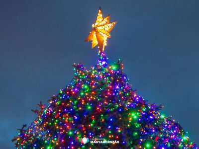 2500 méternyi fényfüzér és 16 ezer LED ragyog az Ország Karácsonyfáján