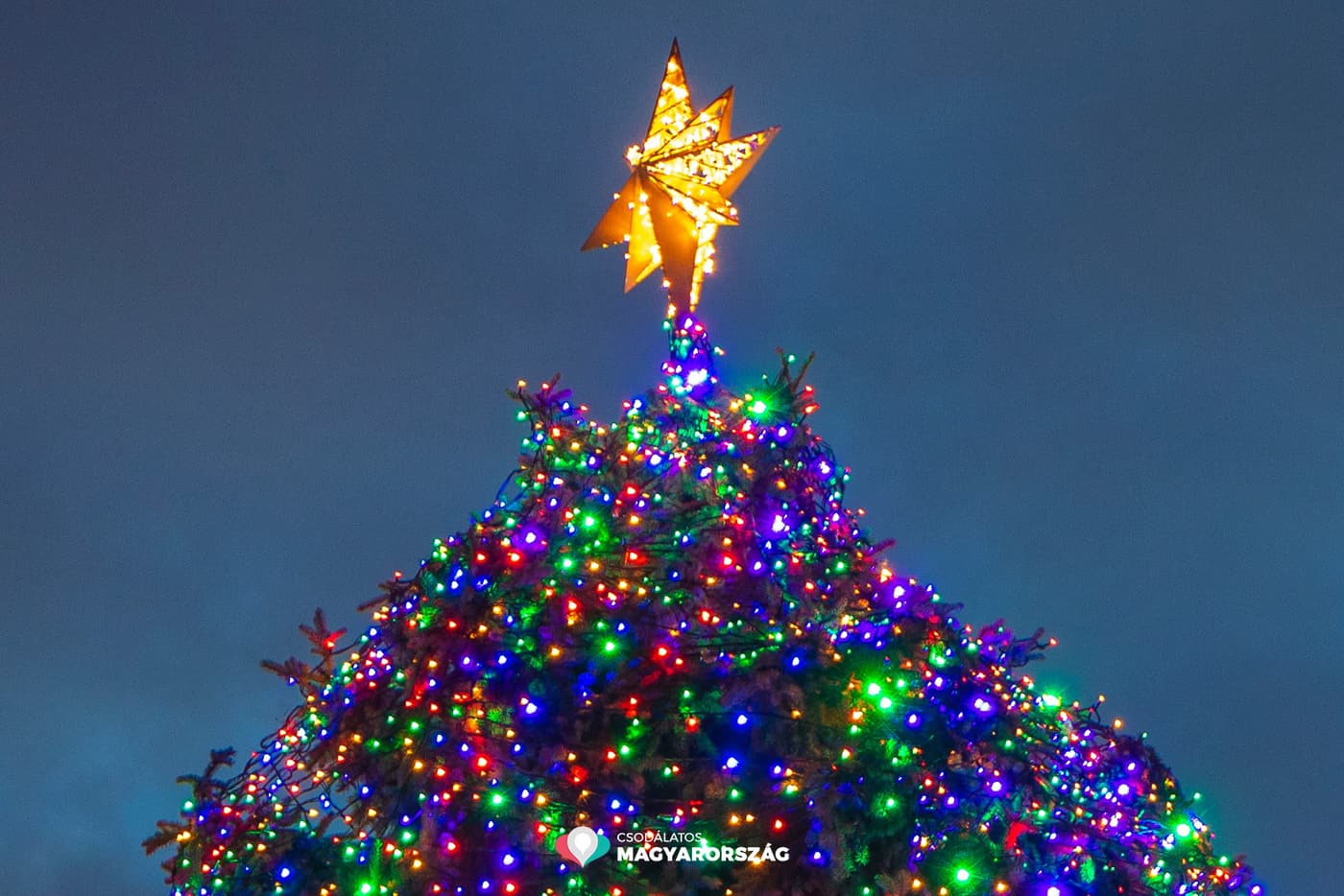 2500 méternyi fényfüzér és 16 ezer LED ragyog az Ország Karácsonyfáján