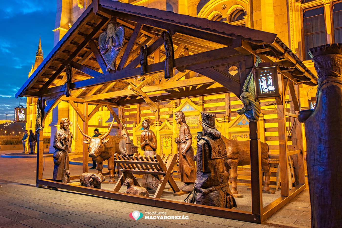 2500 méternyi fényfüzér és 16 ezer LED ragyog az Ország Karácsonyfáján