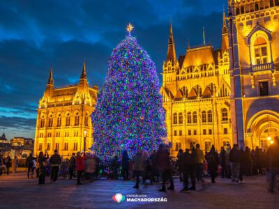 2500 méternyi fényfüzér és 16 ezer LED ragyog az Ország Karácsonyfáján