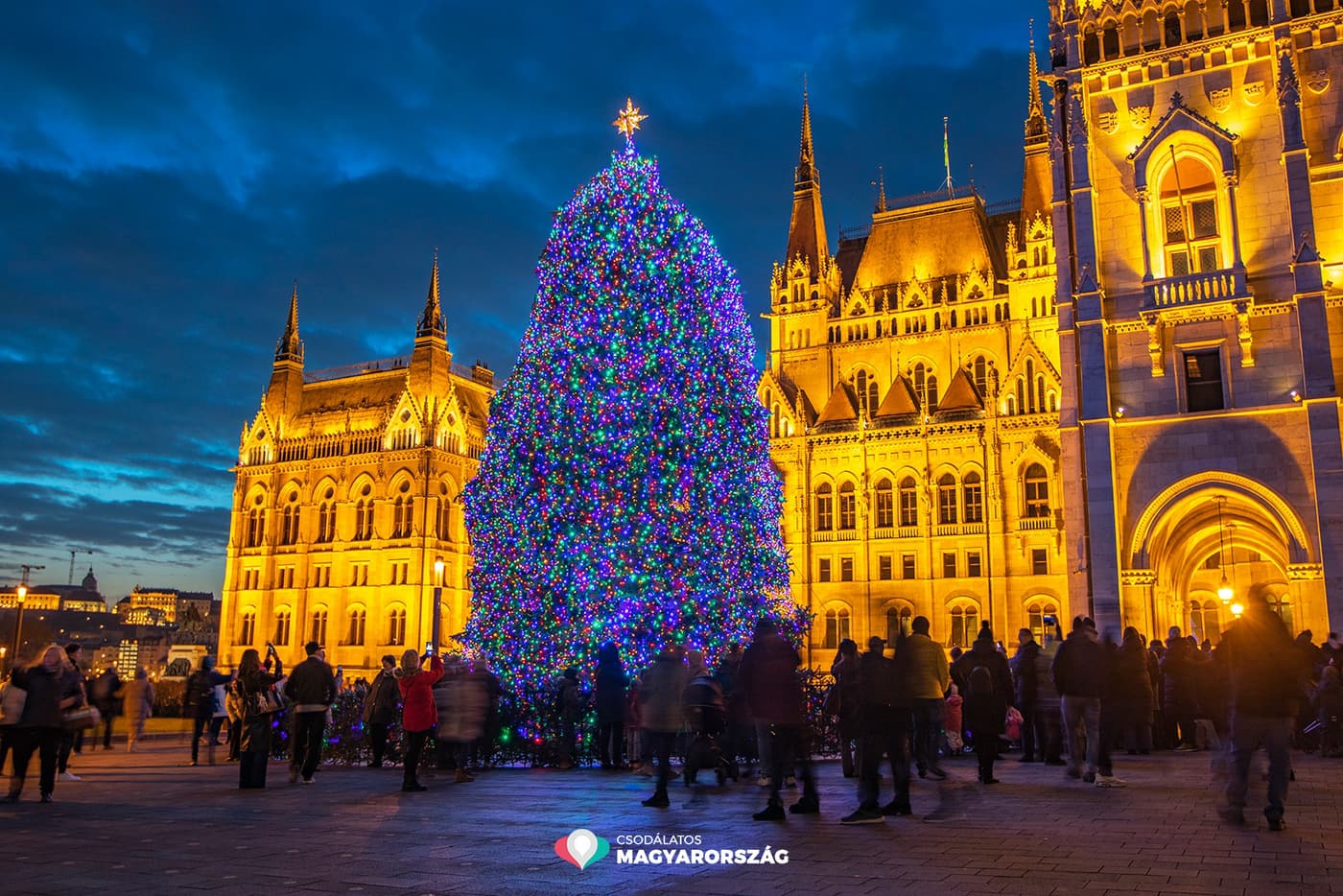 2500 méternyi fényfüzér és 16 ezer LED ragyog az Ország Karácsonyfáján