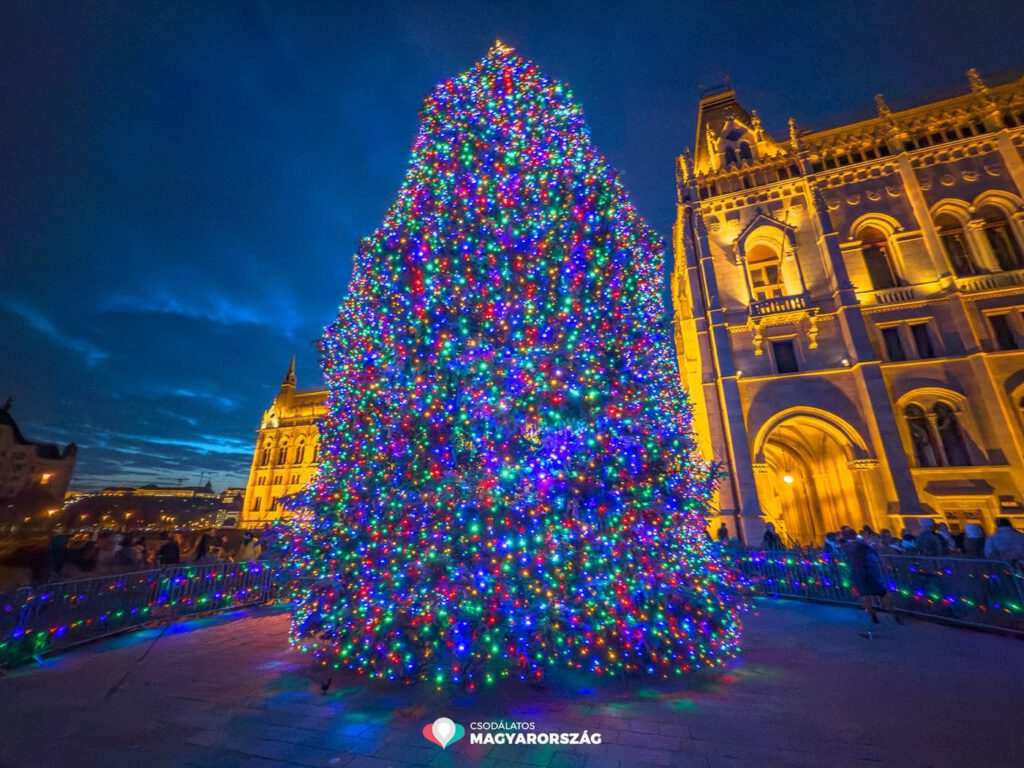 2500 méternyi fényfüzér és 16 ezer LED ragyog az Ország Karácsonyfáján