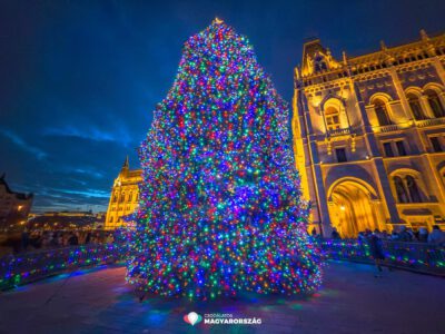 2500 méternyi fényfüzér és 16 ezer LED ragyog az Ország Karácsonyfáján