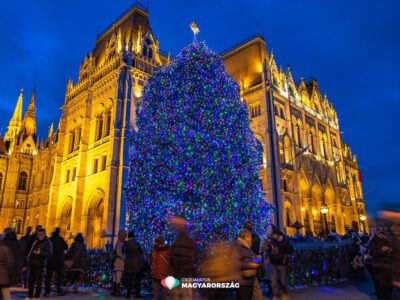 2500 méternyi fényfüzér és 16 ezer LED ragyog az Ország Karácsonyfáján