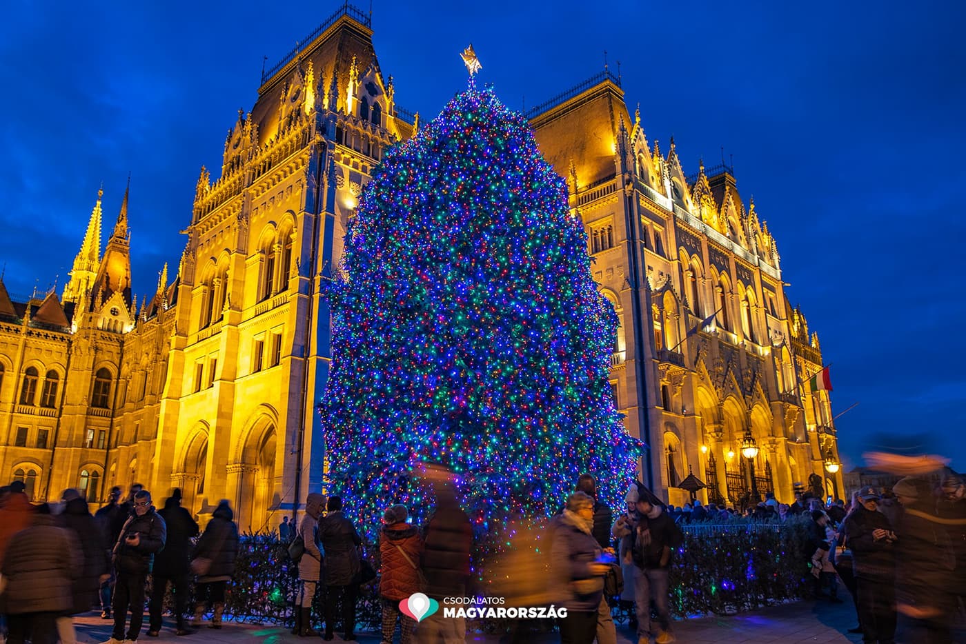 2500 méternyi fényfüzér és 16 ezer LED ragyog az Ország Karácsonyfáján