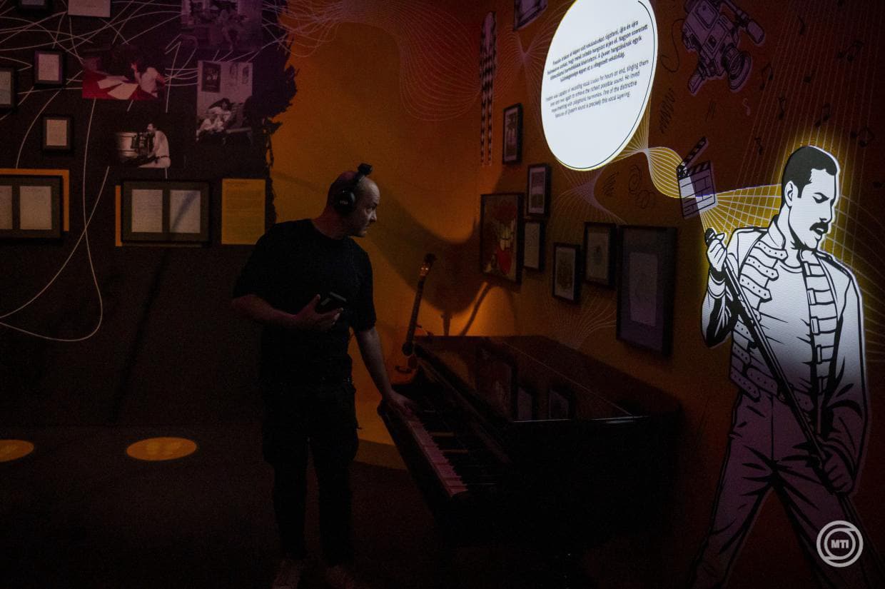 Freddie Mercury Budapesten: különleges kiállítás idézi meg a Queen legendás énekesét