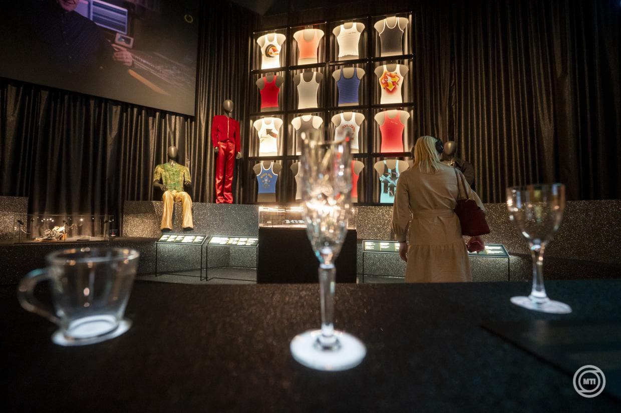 Freddie Mercury Budapesten: különleges kiállítás idézi meg a Queen legendás énekesét