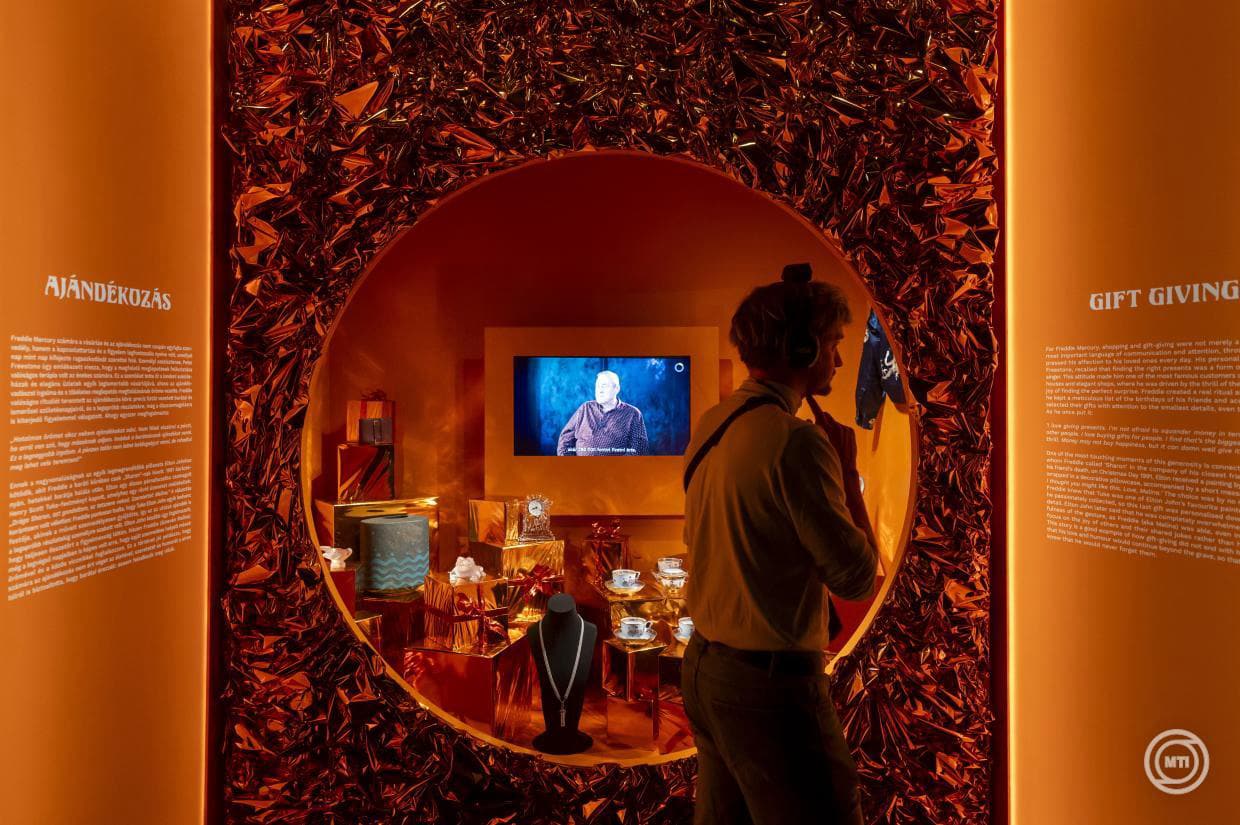 Freddie Mercury Budapesten: különleges kiállítás idézi meg a Queen legendás énekesét