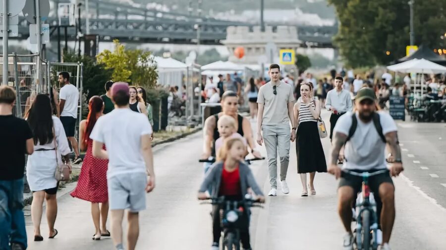 Május 26-tól hétköznap esténként is autómentes lesz a Pesti alsó rakpart