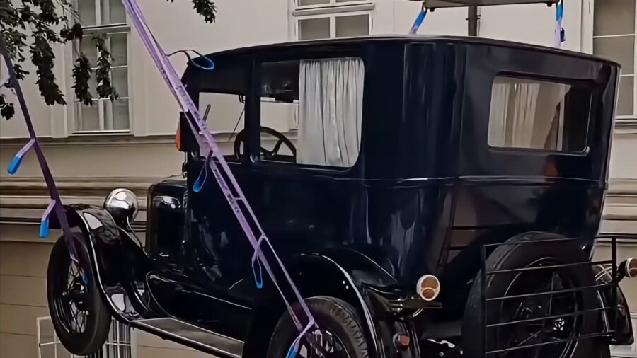 Daruval emelték be a százéves Ford T-modellt a Nemzeti Múzeumba