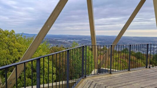 Különleges gömbkilátóból nyílik panoráma Budapestre a Hármashatár-hegyen