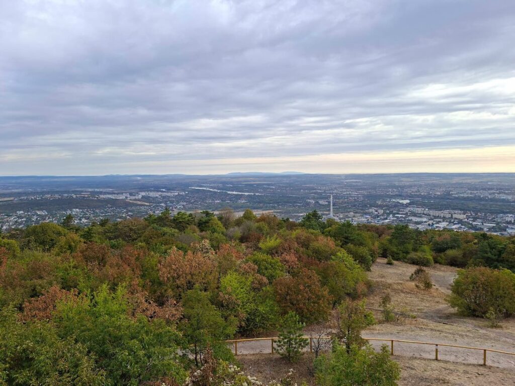 Különleges gömbkilátóból nyílik panoráma Budapestre a Hármashatár-hegyen