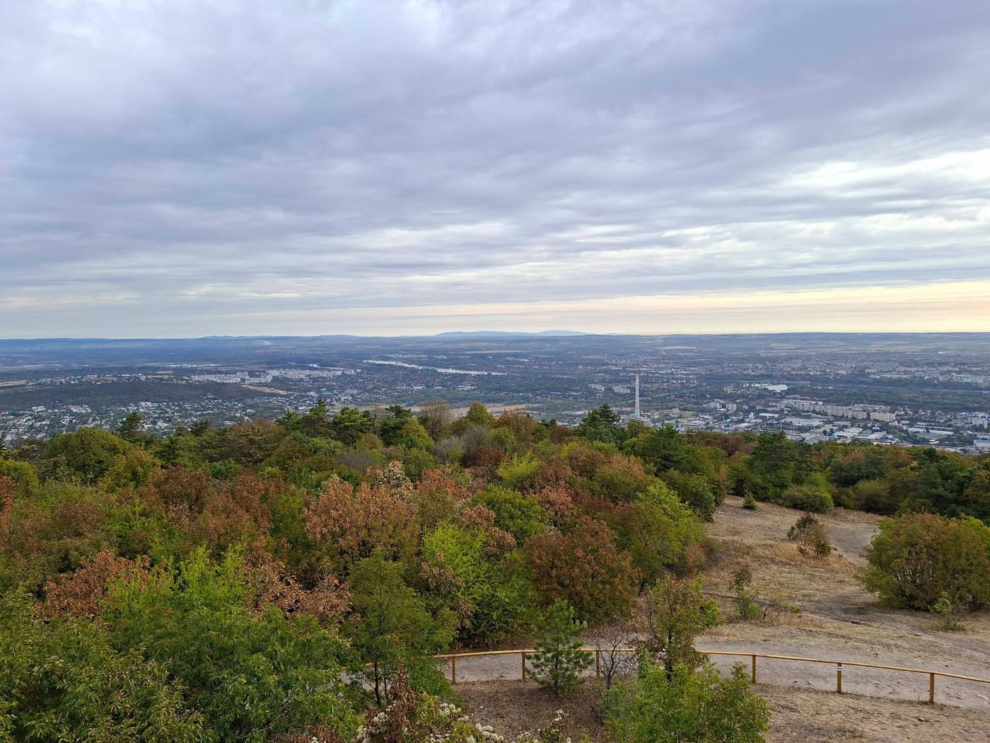 Különleges gömbkilátóból nyílik panoráma Budapestre a Hármashatár-hegyen