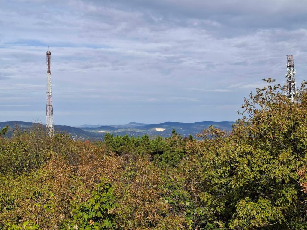 Különleges gömbkilátóból nyílik panoráma Budapestre a Hármashatár-hegyen