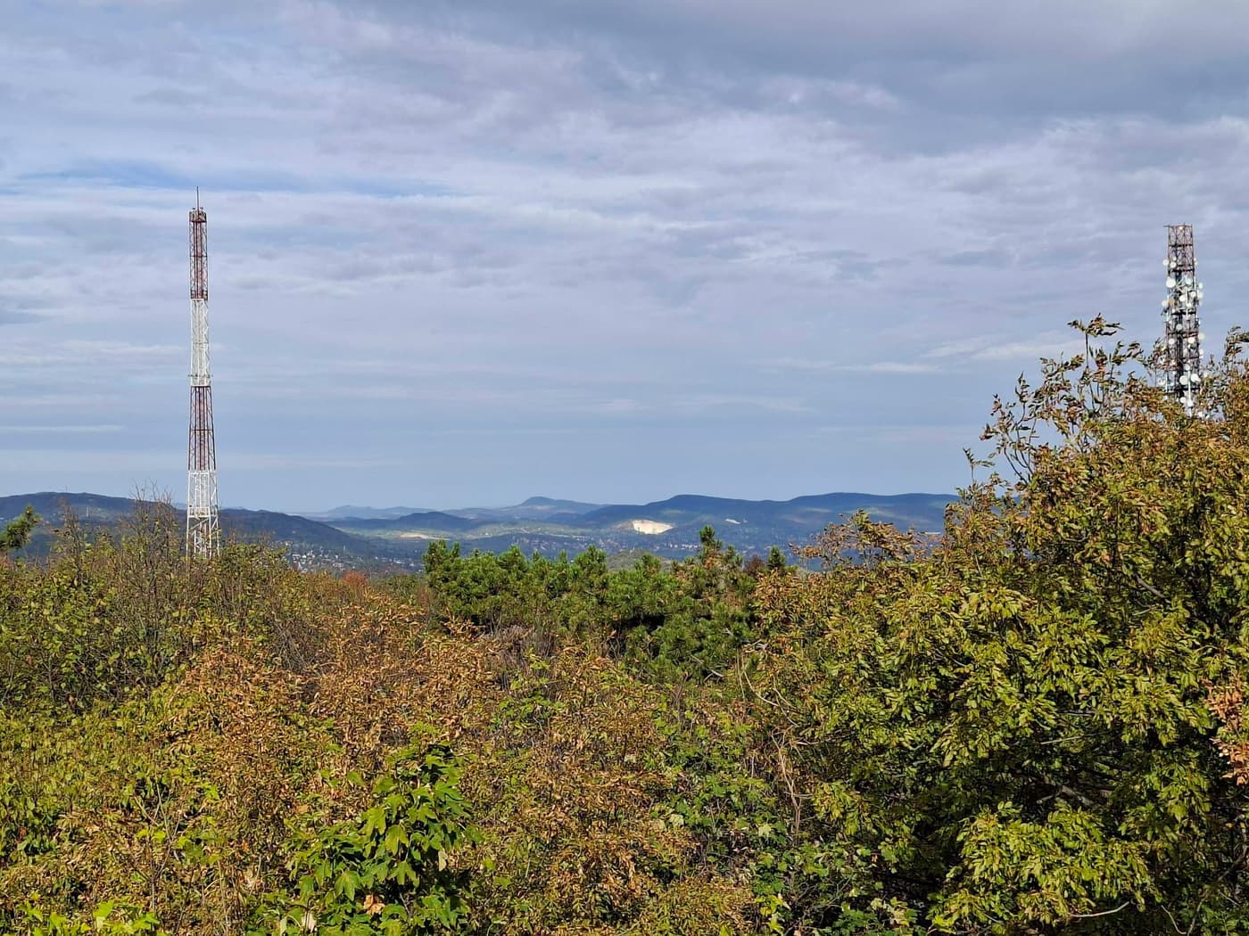 Különleges gömbkilátóból nyílik panoráma Budapestre a Hármashatár-hegyen