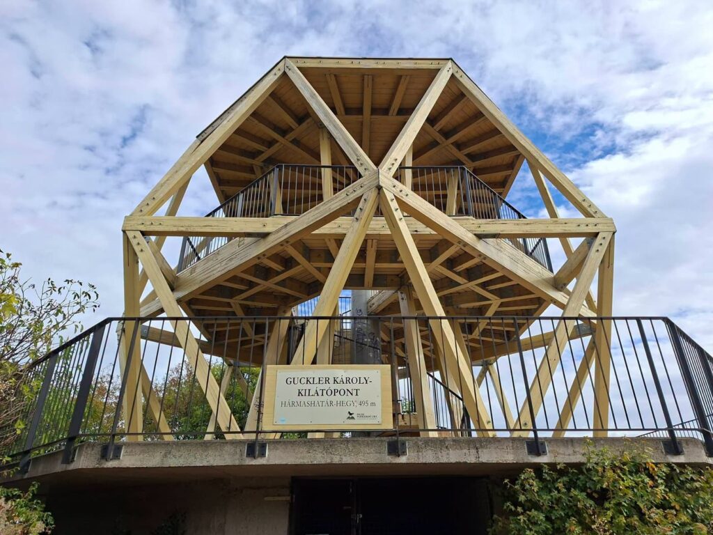 Különleges gömbkilátóból nyílik panoráma Budapestre a Hármashatár-hegyen