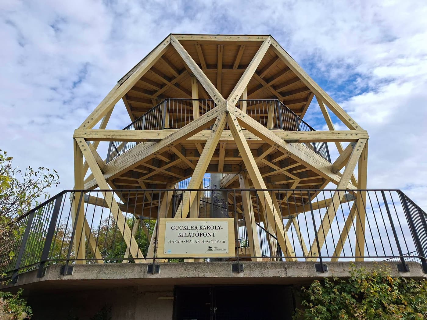 Különleges gömbkilátóból nyílik panoráma Budapestre a Hármashatár-hegyen