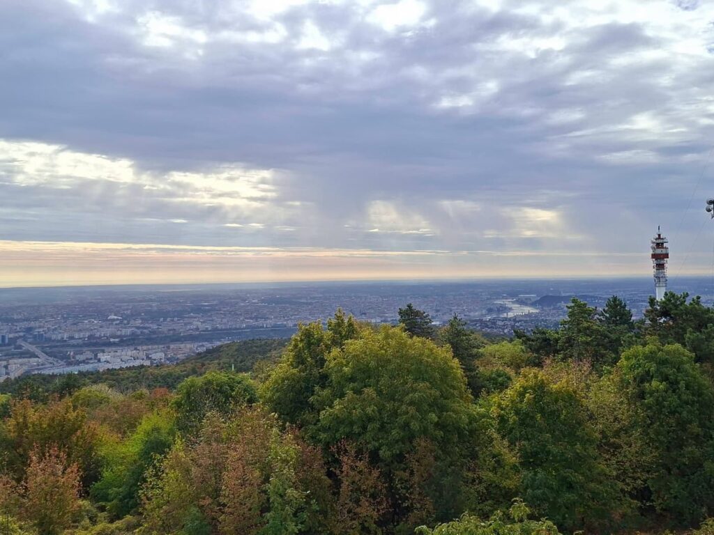 Különleges gömbkilátóból nyílik panoráma Budapestre a Hármashatár-hegyen