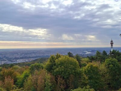 Különleges gömbkilátóból nyílik panoráma Budapestre a Hármashatár-hegyen