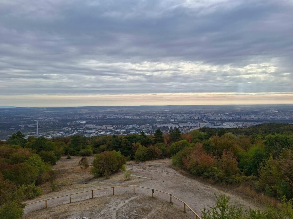 Különleges gömbkilátóból nyílik panoráma Budapestre a Hármashatár-hegyen