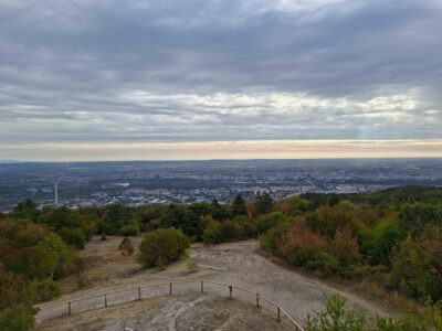 Különleges gömbkilátóból nyílik panoráma Budapestre a Hármashatár-hegyen