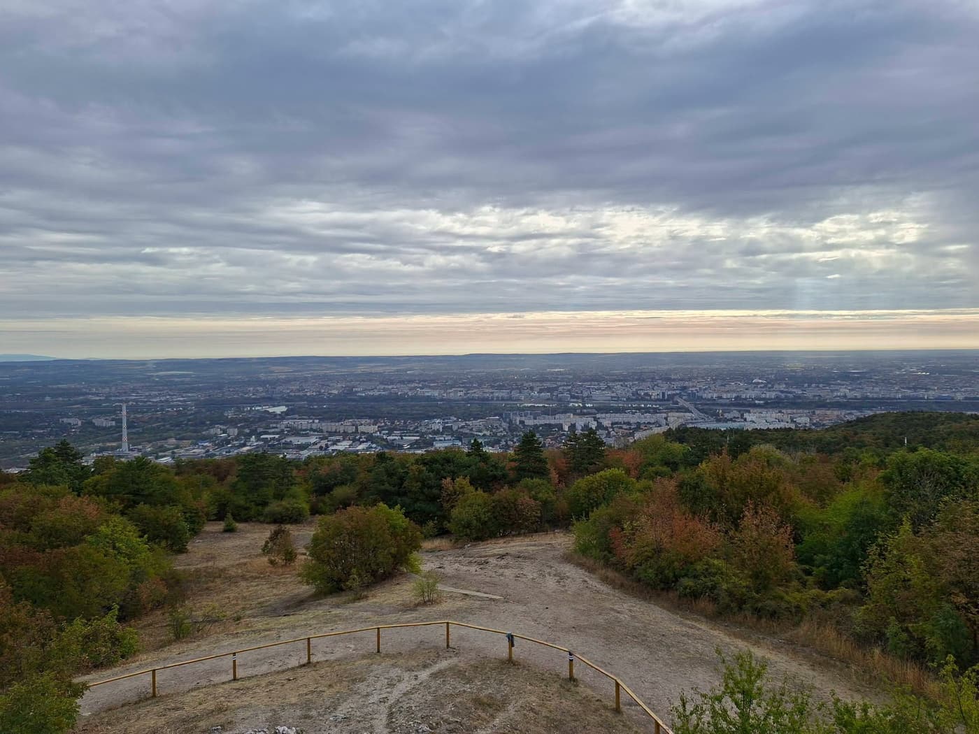 Különleges gömbkilátóból nyílik panoráma Budapestre a Hármashatár-hegyen