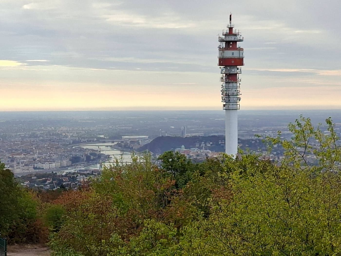 Különleges gömbkilátóból nyílik panoráma Budapestre a Hármashatár-hegyen