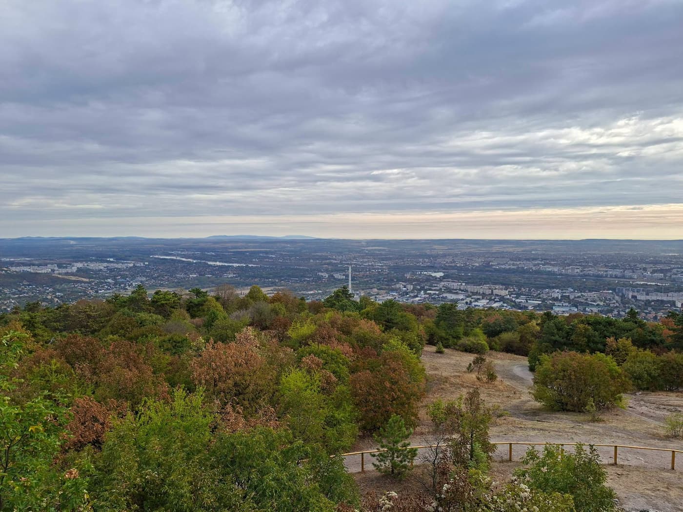 Különleges gömbkilátóból nyílik panoráma Budapestre a Hármashatár-hegyen