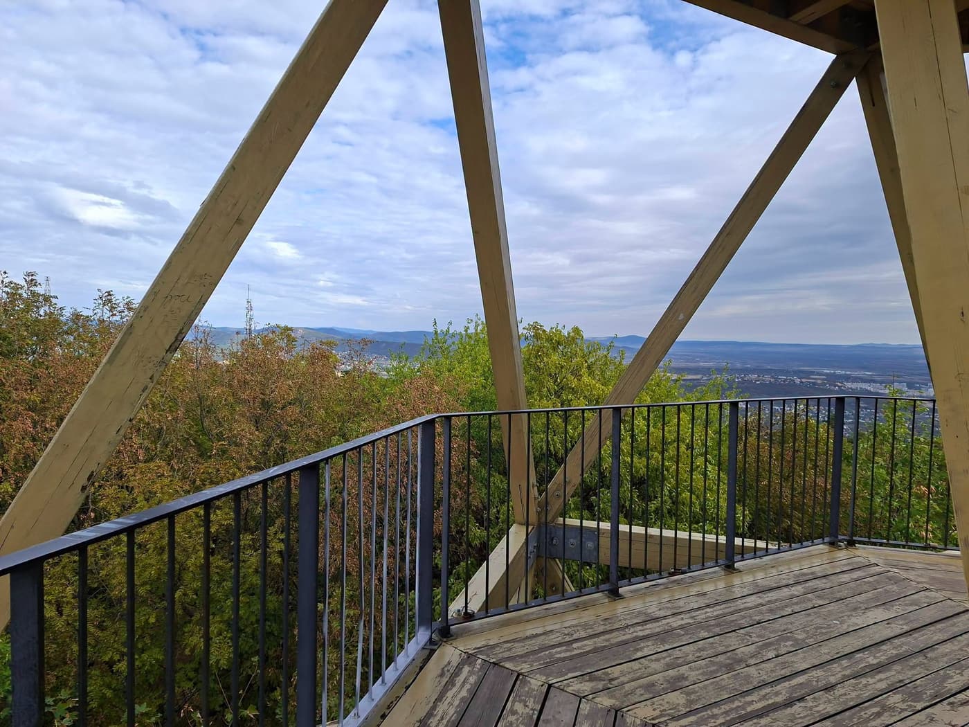 Különleges gömbkilátóból nyílik panoráma Budapestre a Hármashatár-hegyen